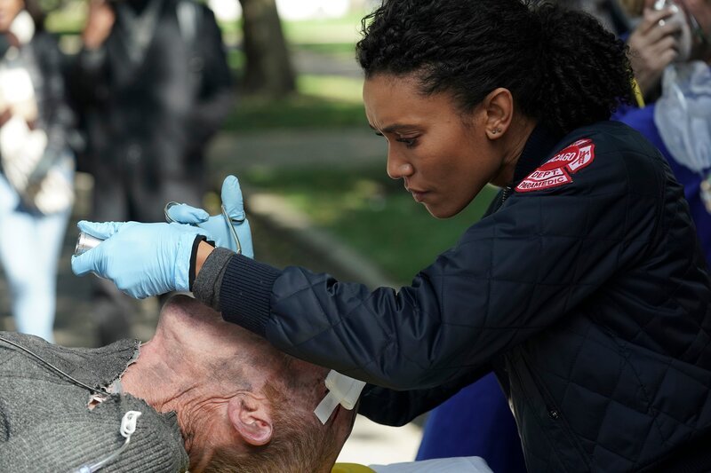 CHICAGO FIRE -- „The Solution to Everything“ Episode 708 -- Pictured: Annie Ilonzeh as Emily Foster – Bild: NBC