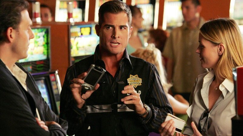 Nick (George Eads, Mi.) und Det. Sofia Curtis (Louise Lombard) befragt den Casinobesitzer Joe Cavanaug (Paul Dillon). – Bild: TVNOW /​ CBS