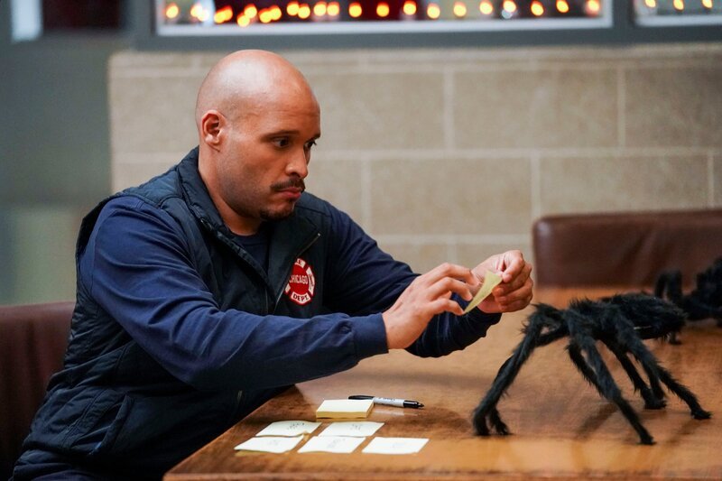 Chicago Fire Staffel 7, Folge 6  Er schreibt alles auf Spanisch an: Joe Minoso als Joe Cruz. – Bild: SRF/​NBC Universal