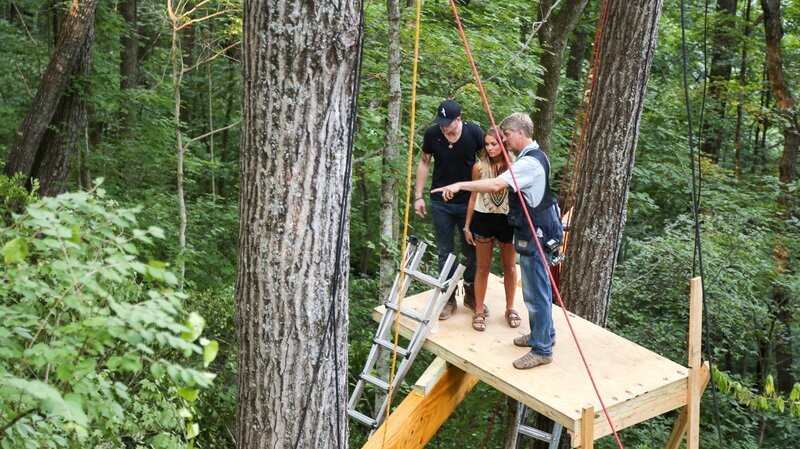 Pete Nelson talking with Brian Kelley and Brittney Marie Cole on the platform at the construction site of the speakeasy-themed treehouse. – Bild: Discovery Communications