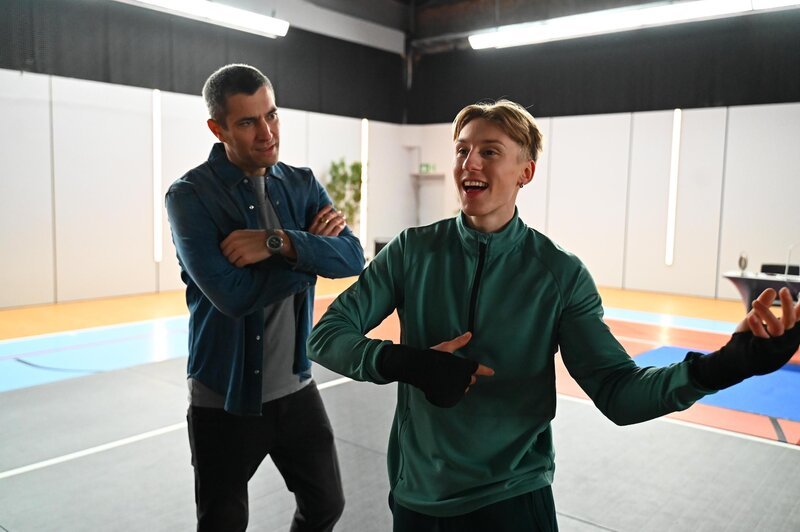 Dragan (Florian Thunemann, l.) beunruhigt es, dass sich Lennox’ (Leif Lunburg) Karrierefokus hin zur Musik verschiebt. – Bild: RTL /​ Julia Feldhagen /​ Melodie des Verrats