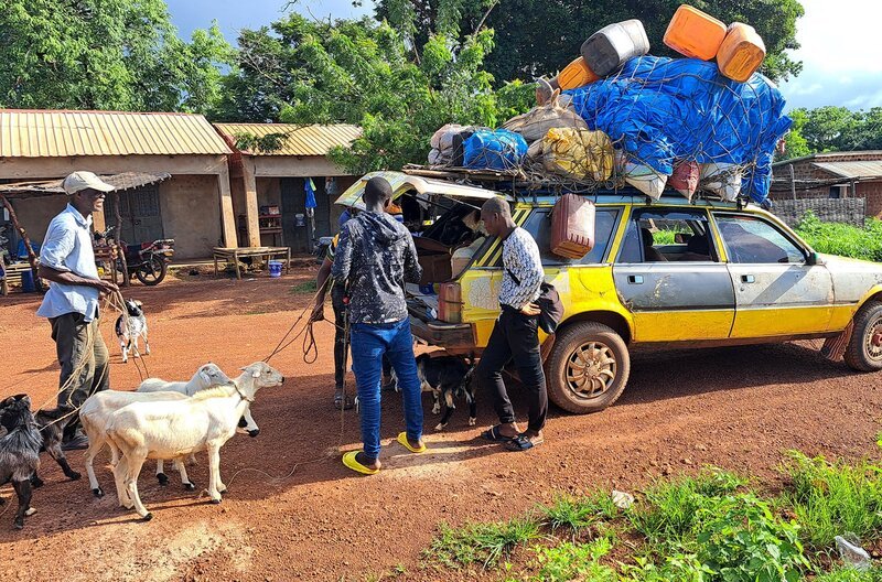 Taxis sind ein wichtiges Verkehrsmittel in Guinea. Sie transportieren fast alles. – Bild: Gerd Müller