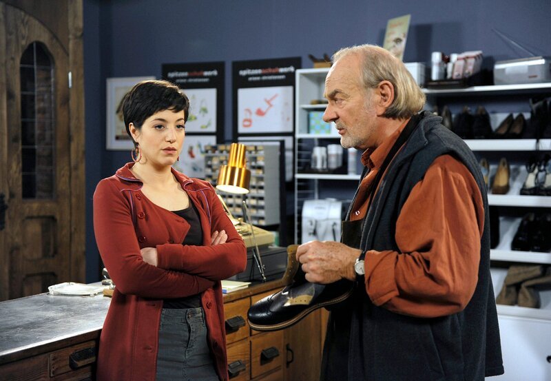 Ariane (Alexandra Horn, l. mit Claus Dieter Clausnitzer, r.) beschließt, bei zukünftigen Vertragsverhandlungen fordernder aufzutreten. – Bild: ARD/​Nicole Manthey