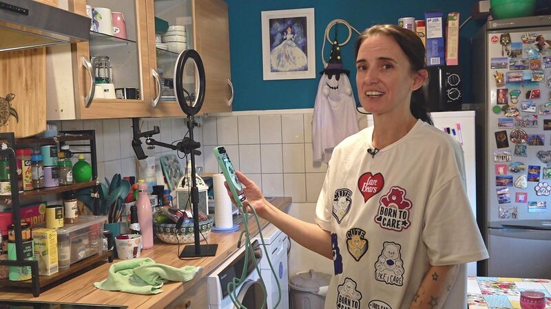 Ella im gelben Block backt gerne und Halloween ist dafür ein perfekter Anlass. – Bild: RTL Zwei