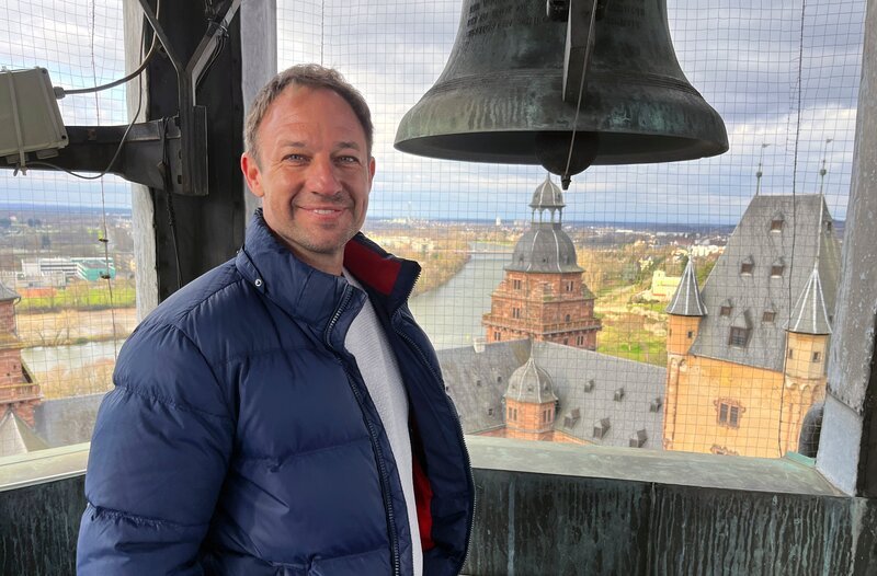 Tobias Kämmerer entdeckt eine echte Schatztruhe direkt am Main: Die wunderschöne Kulturstadt Aschaffenburg. – Bild: HR/​Lukas Lowack