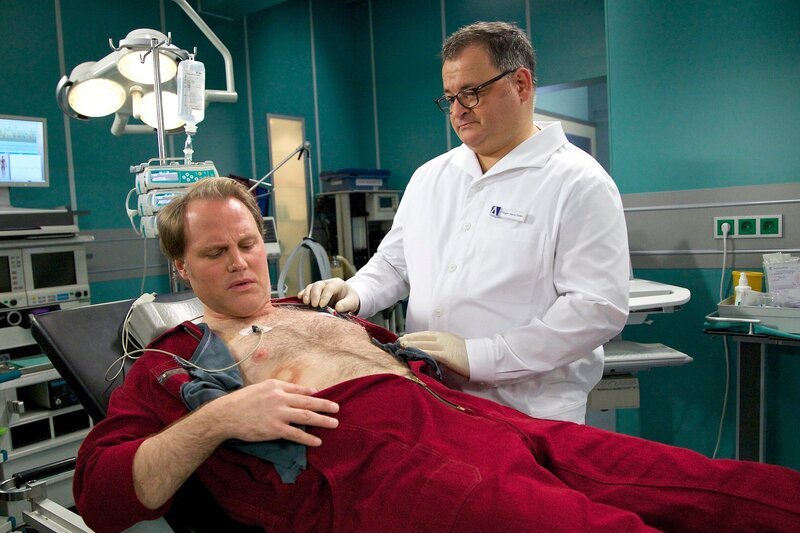 ARD/​MDR IN ALLER FREUNDSCHAFT FOLGE 672, „Zukunftsmusik“, am Dienstag (20.01.15) um 21:00 Uhr im ERSTEN. Heizungsmonteur Paul Greiner (Mirco Reseg, li.) wollte bei Brentanos nur schnell die Heizung reparieren und dann am Nachmittag gut vorbereitet seiner Freundin Mareike einen Heiratsantrag machen. Nun liegt er mit einem Pneumothorax in der Sachsenklinik. Als klar ist, dass er für weitere Untersuchungen bleiben muss, bittet er Pfleger Hans-Peter Brenner (Michael Trischan, re.) um einen Gefallen: Er soll bitte alle Spuren des Heiratsantrages in Pauls Wohnung beseitigen. Brenner will ihm den Gefallen tun. – Bild: MDR/​Wernicke