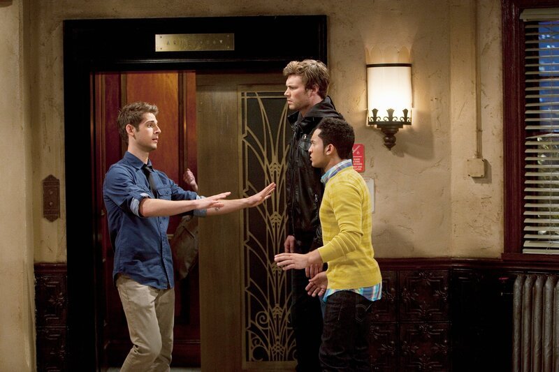 Ben (Jean-Luc Bilodeau, l.), Danny (Derek Theler, M.) und Tucker (Tahj Mowry, r.) mühen sich redlich ab, einen Zeitplan für Emmas Betreuung auszuarbeiten. Doch dabei stoßen sie bald an ihre organisatorischen Grenzen … – Bild: Disney /​ The Walt Disney Company Germany