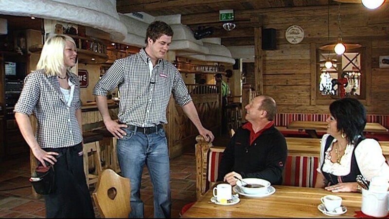 Einen weiteren Wintertag mit Abwechslung Entspannung Sport, erlebt Harry Prünster in der Salzburger Sportwelt. Unverfälschte Natur und die faszinierende Bergwelt erwartet uns beim Skifahren Snowboarden, Rodeln und allen anderen Aktivtäten. Flachau, Wagrain, St. Johann mit seinem Ortsteil Alpendorf, das sind die Eckdaten von Harrys Skierlebnistag. Die Skipisten sind hier so unterschiedlich, wie die Hütten. Ihre Gemeinsamkeit: überall wird der Gast persönlich betreut. Die Lisa Alm von Erich setzt auf gastronomische Erlebnisse inklusive Weinbegleitung. Das Gipfelstadl hat seinen Namen zu Recht, dem Wirten kann es das ganze Jahr über nicht turbulent genug sein. Die Ski tragen Harry nach St. Johann Alpendorf, auf die auf 1283 m Seehöhe zur Kreistenalm, und auch hier wird er von Chefin bewirtet. Im Bild: Harry Prünster auf der Kreisten Alm/​St. Johann Sbg. – Bild: ORF