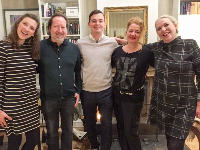 V.l.: Lisa, Rüdiger, Philipp, Betina, Kandidatin Ulrike. – Bild: MG RTL D /​ ITV Studios