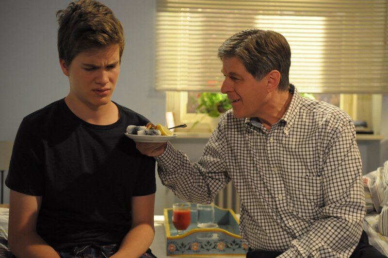 Bamberger bringt Patrick ein Katerfrühstück. Von links: Patrick Westenrieder (Lucas Bauer) und Roland Bamberger (Horst Kummeth). – Bild: BR/​Jo Bischoff