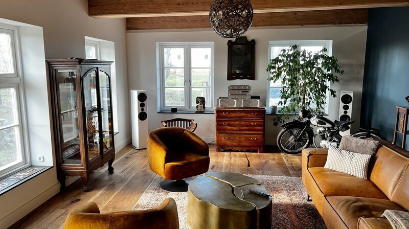 Das Zimmer des Bauherrn. Im ‚ÄûHerrenzimmer‘Äú bilden, wie im gesamten Haubarg, alt und neu eine Melange. – Bild: NDR/​Rainer Mueller-Delin