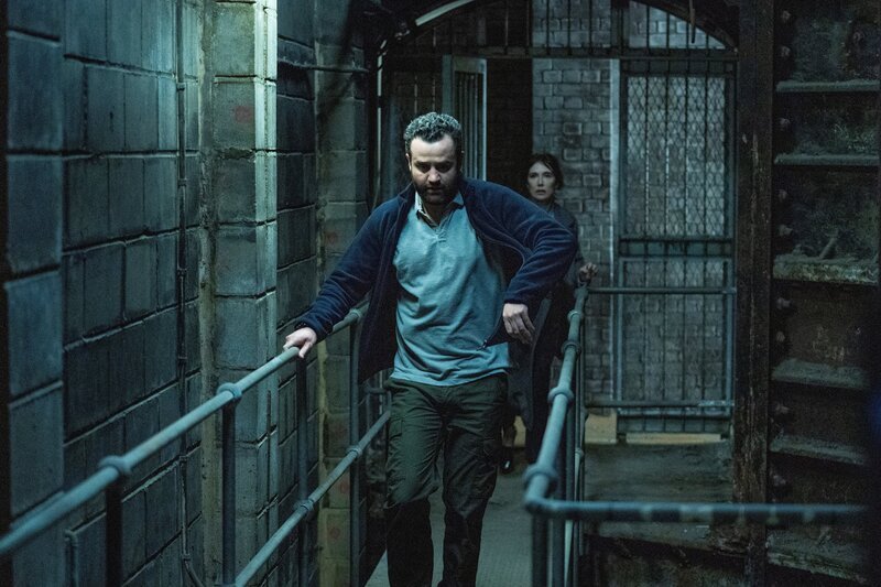 In front: Lee Simmons (Daniel Mays) In the back: Anna Willems (Carice van Houten) – Bild: Sky UK – Photographer: Justin Do