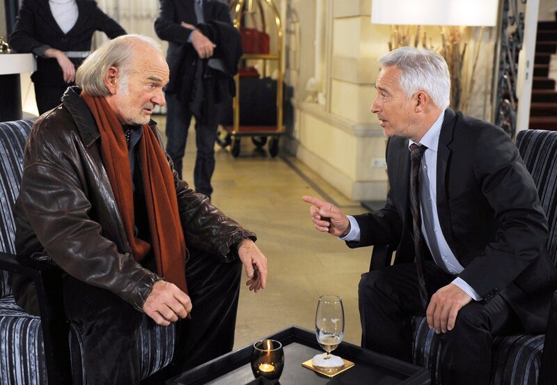 Hannes (Claus Dieter Clausnitzer, l.) solidarisiert sich mit Thomas (Hermann Toelcke, r.), dem Ferdi ohnehin ein Dorn im Auge ist. – Bild: ARD/​Nicole Manthey