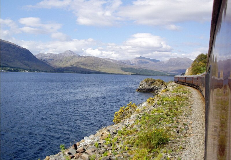 Der Royal Scotsman auf seiner Fahrt nach Plockton. – Bild: NDR/​SWR/​Alexander Schweitzer