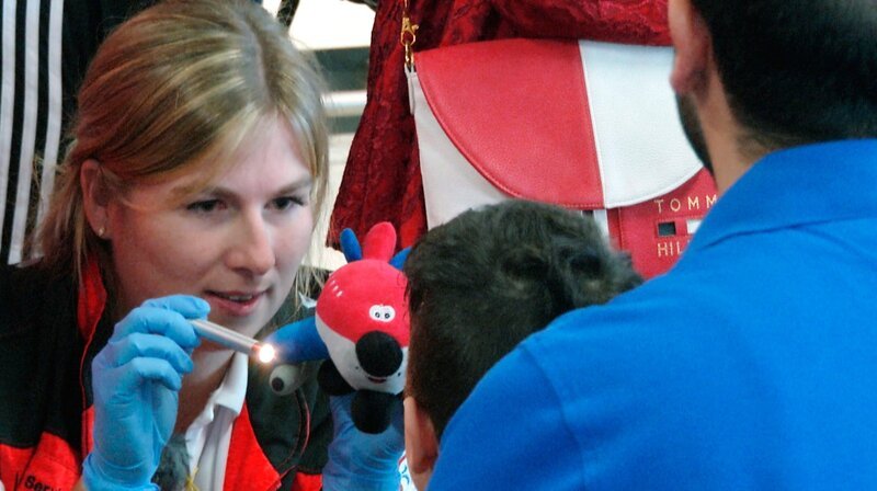 Notfallsanitäterin Fabienne Kraft im Einsatz. – Bild: HR