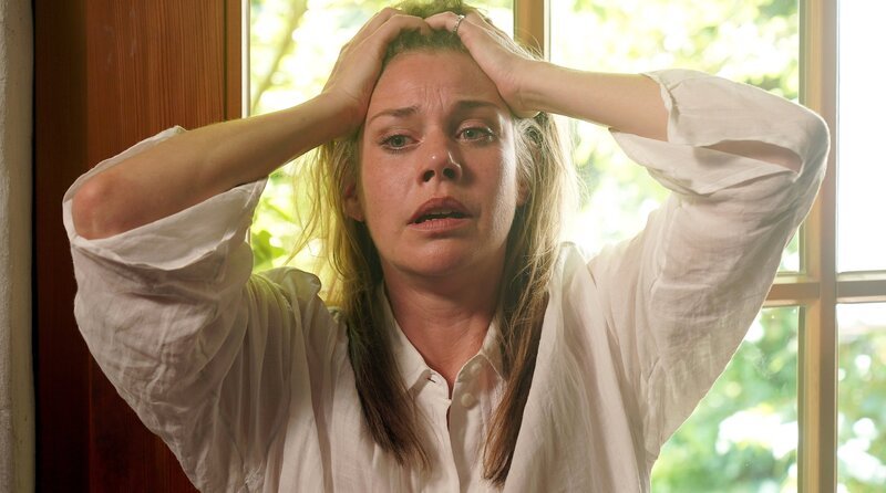Kim (Felicitas Woll) erwacht aus einem Albtraum. – Bild: ARD Degeto Film/​MadeFor Film GmbH/​Hans-Joachim Pfeiffer