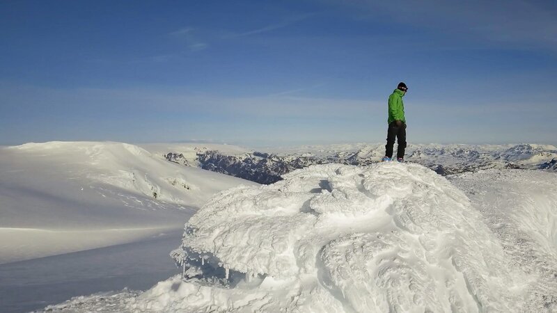 eine Person, die auf einem Berg steht – Bild: Hip Trips