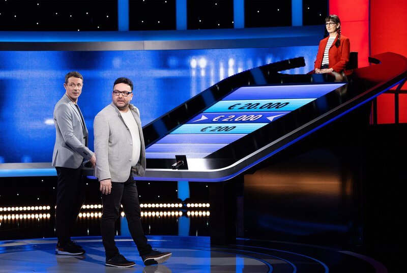 Moderator Alexander Bommes (li.) mit dem Kandidaten Matthias Kowalski (mi.) und der Jägerin Annegret Schenkel (re.). – Bild: ARD/​Uwe Ernst