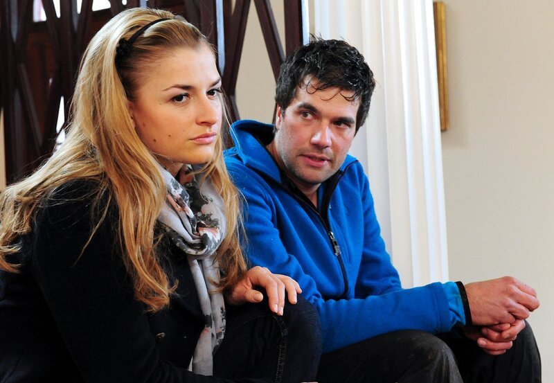 Theresa (Ines Lutz, l.) erfährt, dass Moritz von Konstantin (Moritz Tittel, r.) im Wald angegriffen wurde. Szene aus Sturm der Liebe Folge 1482. – Bild: ARD/​Ann Paur