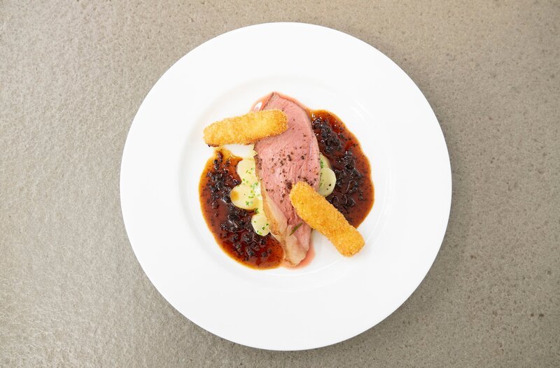 Der Hauptgang von Profikoch Ali Güngörmüs: gebratener Kalbstafelspitz mit Schwarzwurzeln a la creme, Kartoffelkroketten und Trüffelsosse. – Bild: HR