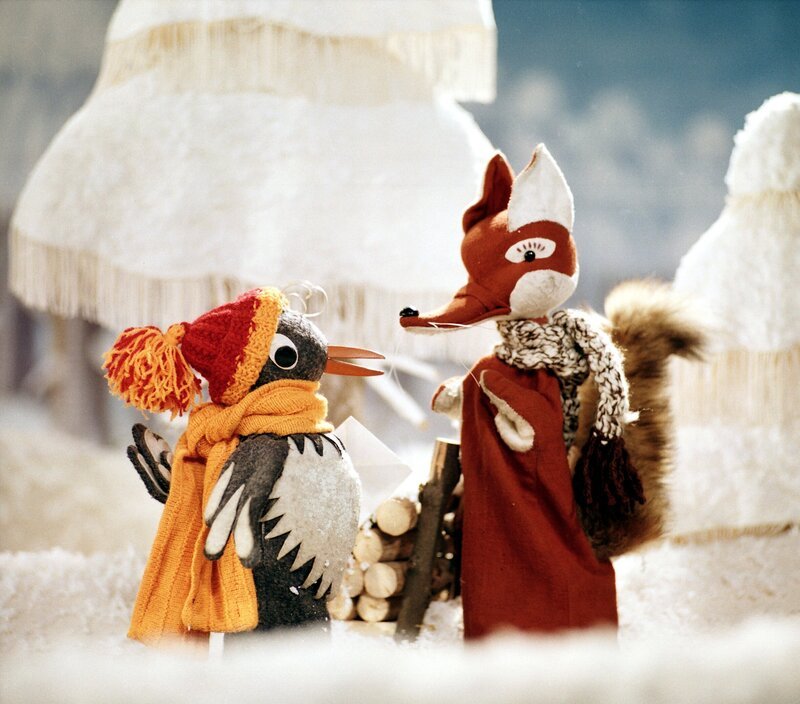 Herr Fuchs und Frau Elster treffen sich im Märchenwald. – Bild: rbb media