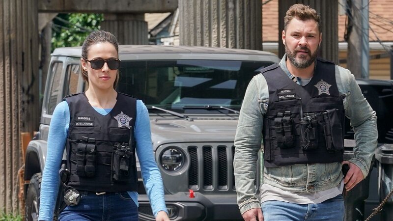 Kim Burgess (Marina Squerciati) und Adam Ruzek (Patrick John Flueger). – Bild: AXN Black