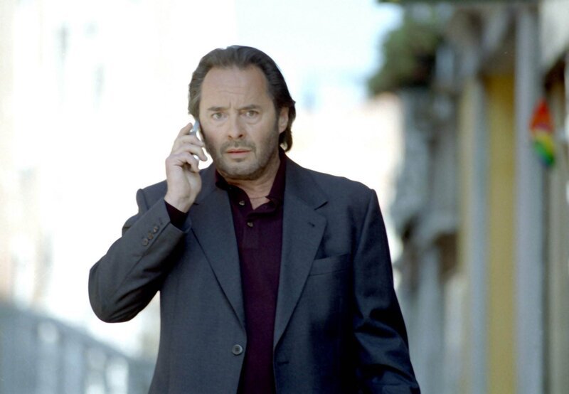 Commissario Brunetti (Uwe Kockisch) erhält eine wichtige Information. – Bild: BR
