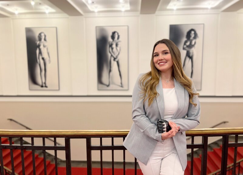 2022 wurde Vize-Miss-Germany. Drei Jahre zuvor hatte sie durch einen Motorradunfall einen Arm verloren und ein solcher Titel schien ihr unmöglich. – Bild: MDR/Allegra Wendemuth 2022 wurde Vize-Miss-Germany. Drei Jahre zuvor hatte sie durch einen Motorradunfall einen Arm verloren und ein solcher Titel schien ihr unmöglich. – Bild: MDR/Allegra Wendemuth