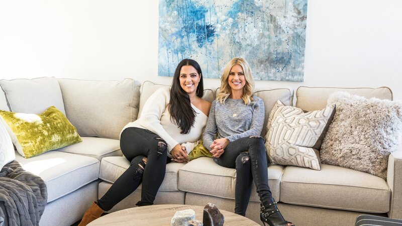Christina Anstead und Cassie Zebisch im Wohnzimmer des abgeschlossenen Umbaus ihrer langjährigen Freundin Cassie Zebisch, zu sehen in der HGTV-Sendung Christina on the Coast – Bild: Scripps Networks, LLC