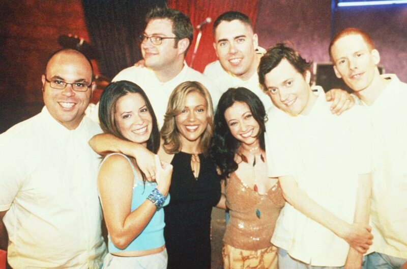 Piper (Holly Marie Combs), Prue (Shannen Doherty) und Phoebe (Alyssa Milano) amüsieren sich mit einer Band im Club. – Bild: ProSieben Media AG