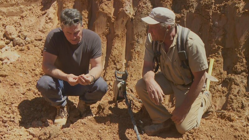 L-R: Mick und Neville. The „Victoria Diggers“ use detectors at the „German Gully“ to search for fat nuggets that their predecessors lost in the great gold rush 150 years ago. – Bild: DMAX