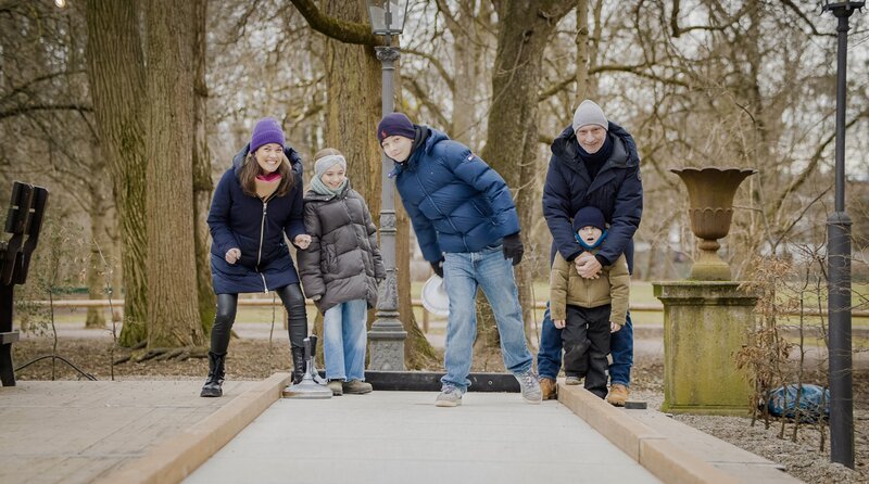 Philipp (r.) ist Vater von drei Kindern. Sein Überleben hängt an der Dialyse, seit seine Nierenleistung unter zehn Prozent gesunken ist. Kirsten, seine Frau (l.), wird ihm eine Niere spenden. – Bild: SWR/​Megaherz/​Tobias Tempel