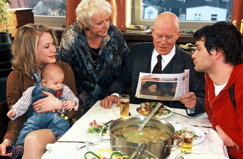 Roberto ist beim Essen der Stargast. V.l.n.r.: Britta (Stefanie Japp), Roberto (Michael Leers), Bertha (Ingrid Stein), Haupt (Christoph Quest) und Gino (Luca Zamperoni) – Bild: SAT.1 /​ Münstermann