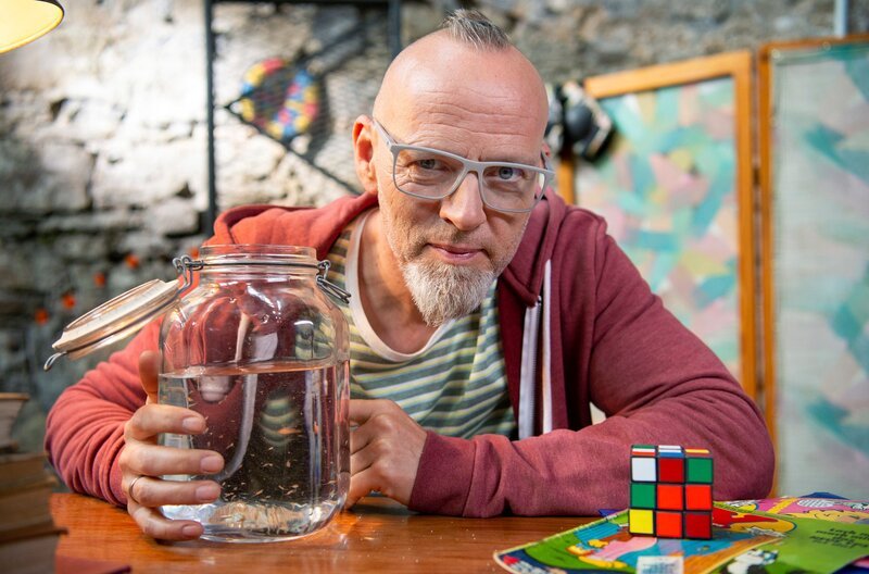 Die Älteren unter uns kennen sicherlich noch das wohl beste Gimmick der „Yps“-Hefte: die Urzeitkrebse! Doch wie schaffen es die Tierchen, Jahre in solchen Tütchen und auch in der Natur bei andauernder Trockenheit zu überleben? Thomas D geht der Frage nach, bei „Wissen vor acht – Natur“. – Bild: ARD/​Melanie Grande