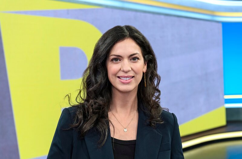 Nadia Kailouli moderiert "Report Mainz“, das investigative Flaggschiff des SWR in der ARD. – Bild: SWR/​Kristina Schäfer