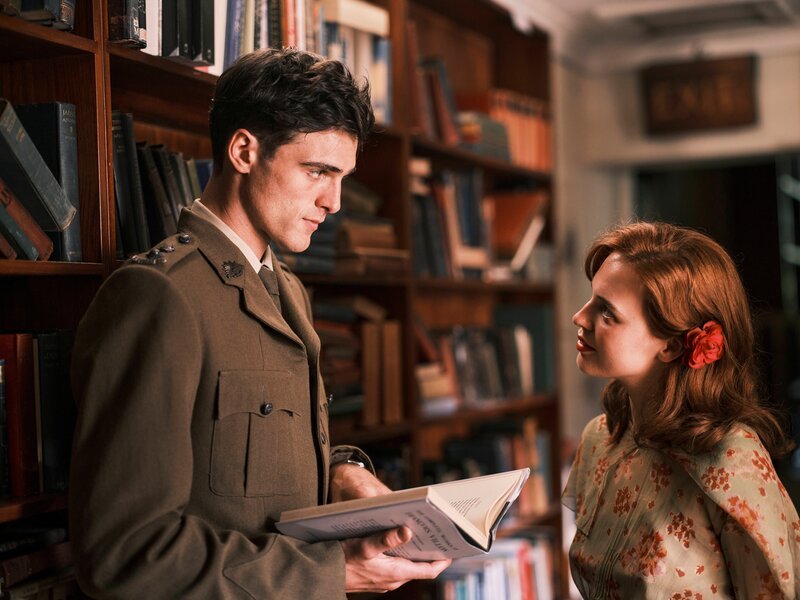 l-r: Dorrigo Evans (Jacob Elordi), Odessa Young (Amy Mulvaney) glauben bedroht zu werden. – Bild: Ingvar Kenne /​ Sony