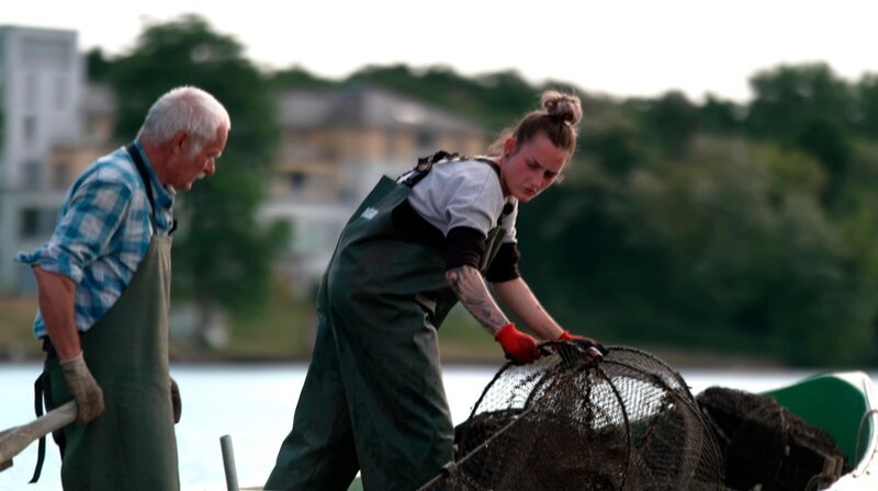 Der Mutschenhof im Spreewalddorf Lehde wird bereits in fünfter Generation von der Familie Kilka bewirtschaftet. Seit 2009 führt Sebastian Kilka den Hof mit viel Leidenschaft. Und auf dem Müggelsee liegt viel Arbeit vor Andreas Thamm und seiner Tochter Maria. Sie ist eine der jüngsten Fischerinnen überhaupt und die einzige in Berlin. Bald soll sie den Betrieb ganz übernehmen. – Maria und Andreas Tamm bei der Kontrolle der Reusen. – Bild: rbb