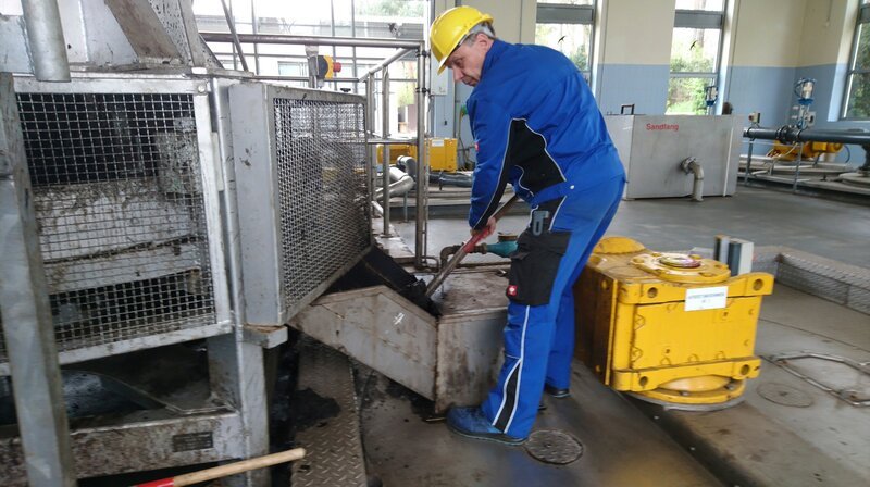 Einen der seltenesten Berufe Deutschlands gibt es in der Dübener Heide – Moorkoch – Bild: MDR/​Simank-Film