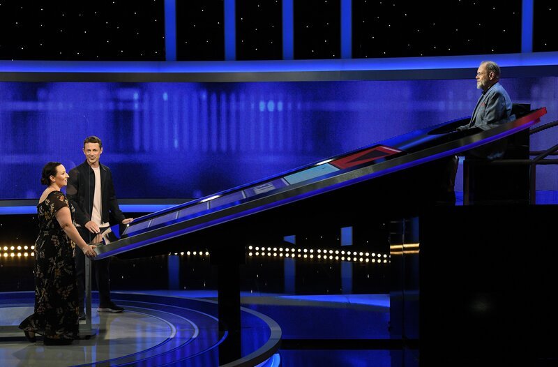 Moderator Alexander Bommes (2.v.l.) mit der Kandidatin Vanessa Melzer (l.) und dem Jäger: Klaus Otto Nagorsnik (r.). – Bild: ARD/​Uwe Ernst