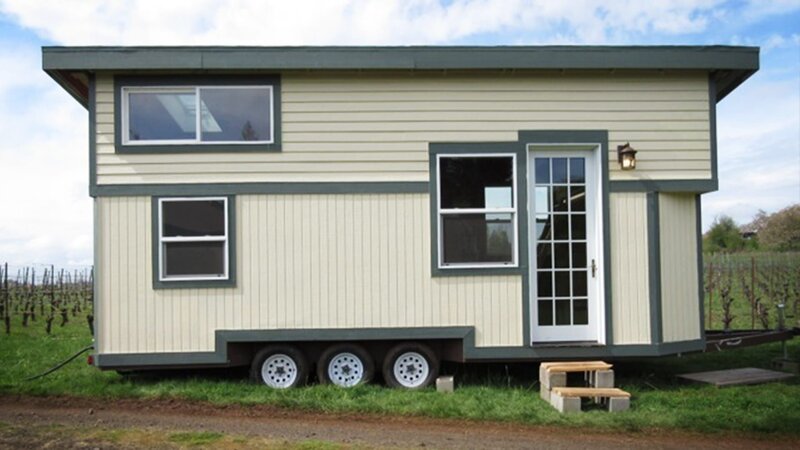 Das frisch verheiratete Ehepaar Eric und Anna will von den Eltern in ein Tiny House ziehen. Bei der Suche werden sie von der Maklerin Chandra Ashford unterstützt. – Bild: HGTV