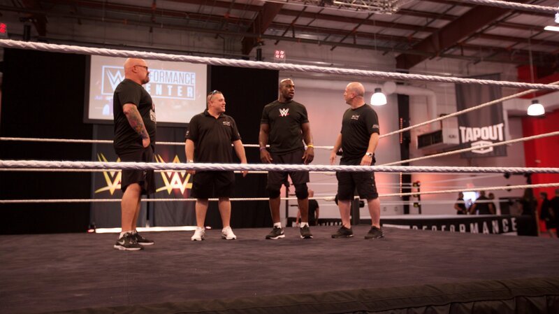 Wayde and Brett jumping into the ring to meet Titus O’Neil and see what kind of tank he wants. – Bild: Animal Planet /​ Discovery Communications