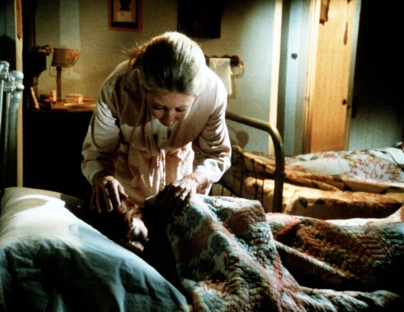 Immer wieder wird Elisabeth (Kami Cotler, vorne) von heftigen Albträumen geplagt. Olivia (Michael Learned, hinten) versucht, ihre Tochter zu beruhigen … – Bild: WARNER BROS. INTERNATIONAL TELEVISION