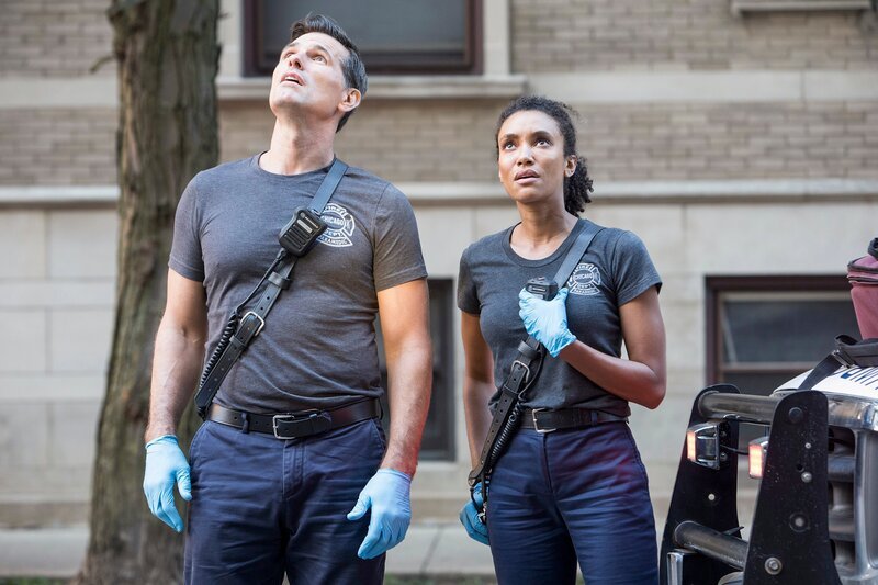 Pictured: (l-r) Collins (Austin Peck), Emily Foster (Annie Ilonzeh) – Bild: NBCUniversal Media, LLC/​NBC