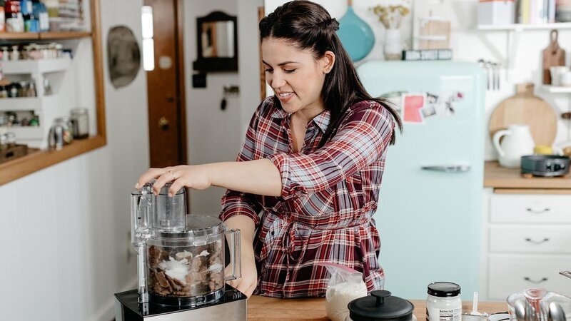 Molly Yeh, making her Dad’s Favorite Coconut Cream Pie, as seen on Girl Meets Farm, Season 3. – Bild: Television Food Network, G.P.