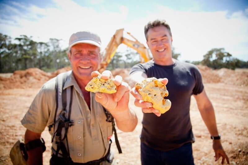 L-R: Mick Clark and Neville Perry with huge nuggets. – Bild: Discovery Communications