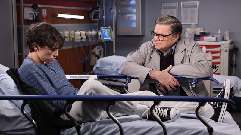 Chicago Med Staffel 8 Folge 15 Betreut einen Patienten mit Wahnvorstellungen: Oliver Platt als Dr. Daniel Charles – Bild: SRF/​NBC Universal