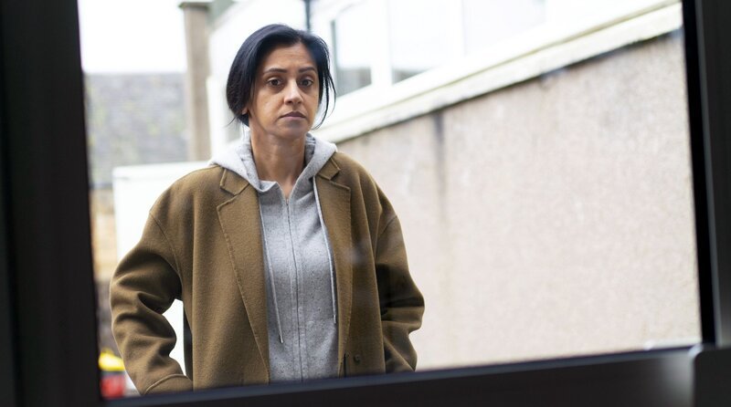 Farida Sadat (Manjinder Virk) möchte ihr Gewissen erleichtern. – Motiv aus Teil 1 – Bild: ITV Studios