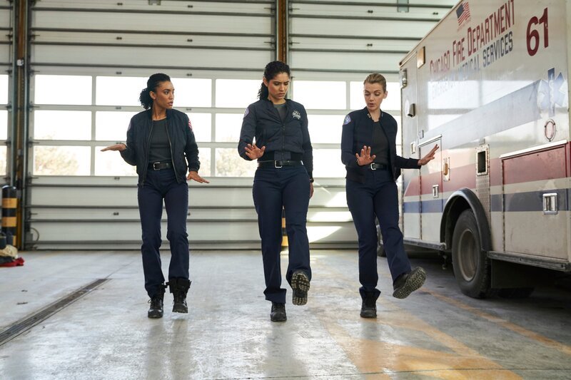 Pictured: (l-r) Emily Foster (Annie Ilonzeh), Stella Kidd  (Miranda Rae Mayo), Sylvie Brett  (Kara Killmer) – Bild: NBC /​ Parrish Lewis