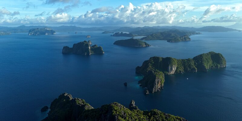 Eine prächtige Ansicht der Küsten-und Inselwelt nahe El Nido, Palawan. – Bild: Johannes Berger, Stephan Krasser /​ Terra Mater Studios, Doclights, Blue Ant Media /​ Terra Mater Studios GmbH