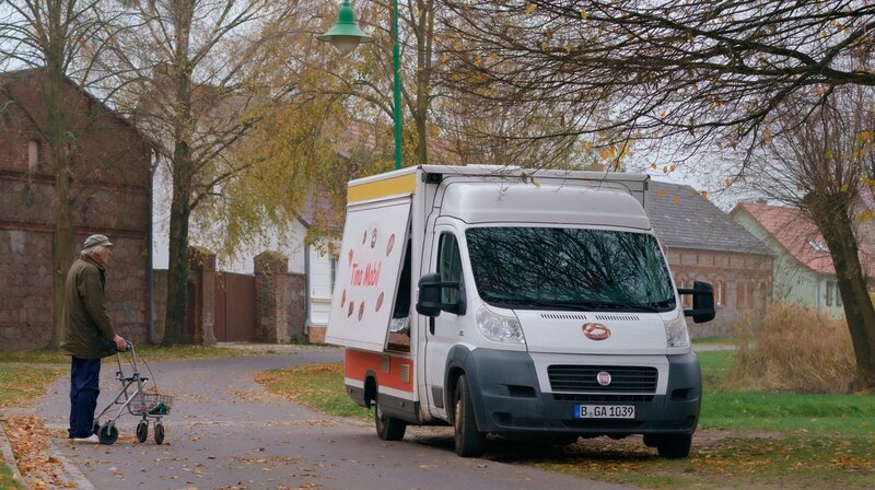 „Tina mobil“ erzählt von den täglichen Problemen und Sorgen einer dreifachen Mutter in Pankow. Der Kampf ums Überleben, das mangelnde Geld – aber Tinas Maxime ist: Man kann alles schaffen, was man will. Und wenn man es nicht schafft, hat man es eben nicht genug gewollt. – Tina (Gabriela Maria Schmeide) auf Tour durch den Morgen. – Bild: rbb/​ARD/​X Filme Creative Pool GmbH/​Stefan Erhard